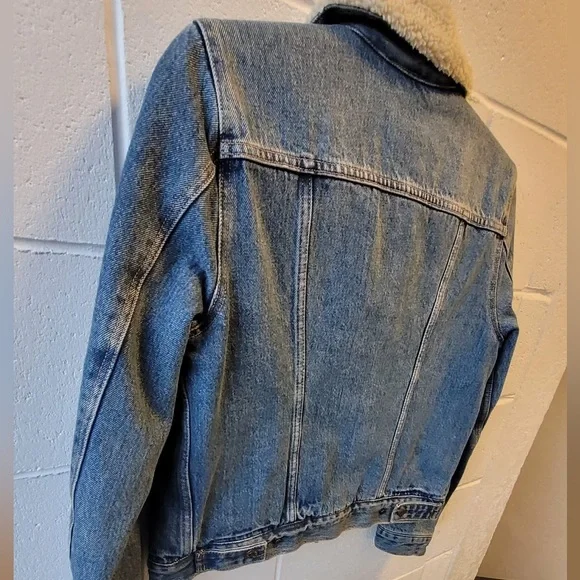 Levi’s Classic Blue Denim Jacket with Sherpa Lining - Picture 6 of 8